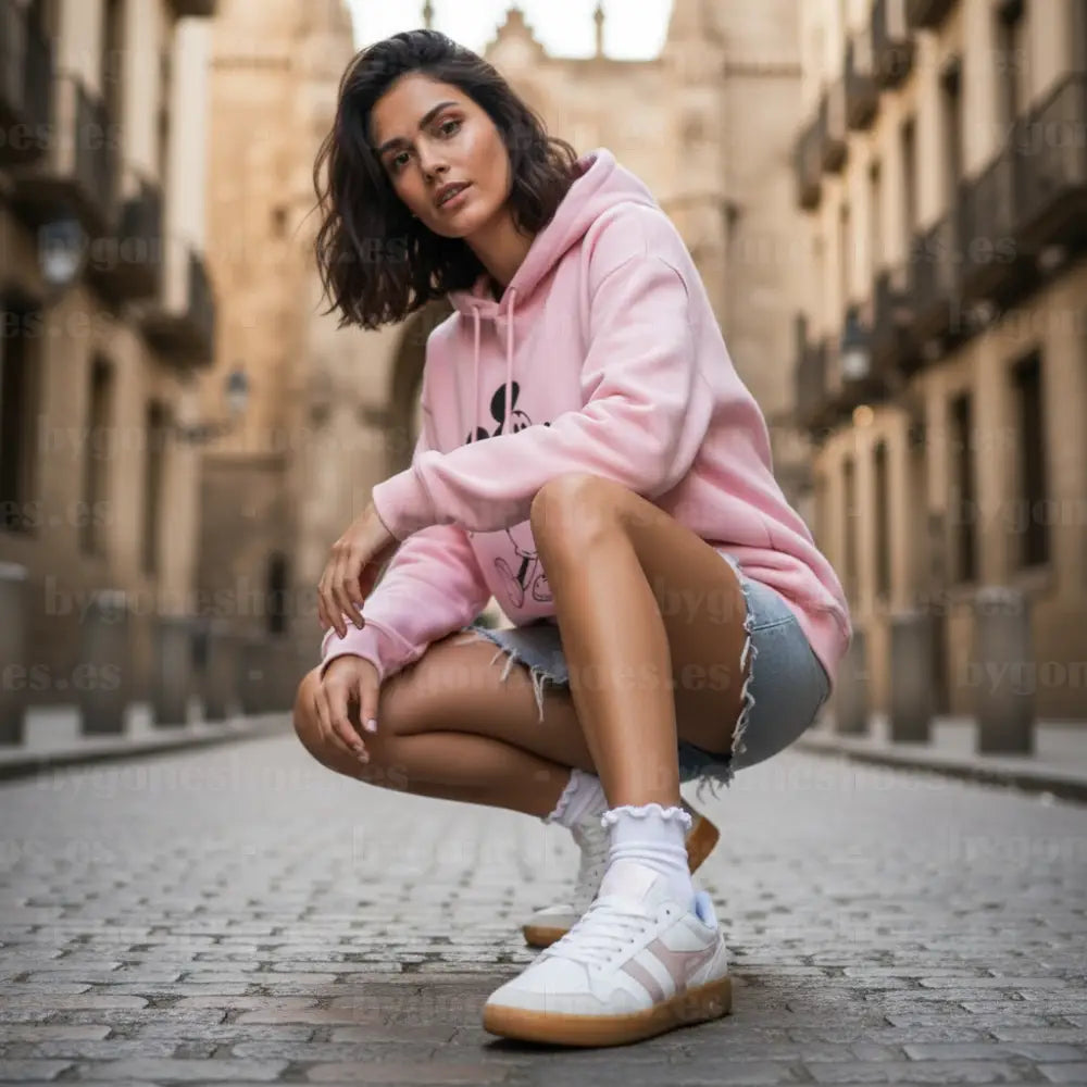 Misma chica - Ángulo 1 en cuclillas