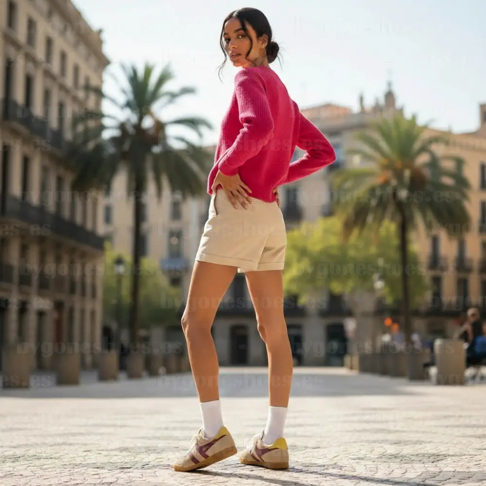 Chica morena con Gola Elan BONE/CERISE/POLLEN - Piernas ajustadas