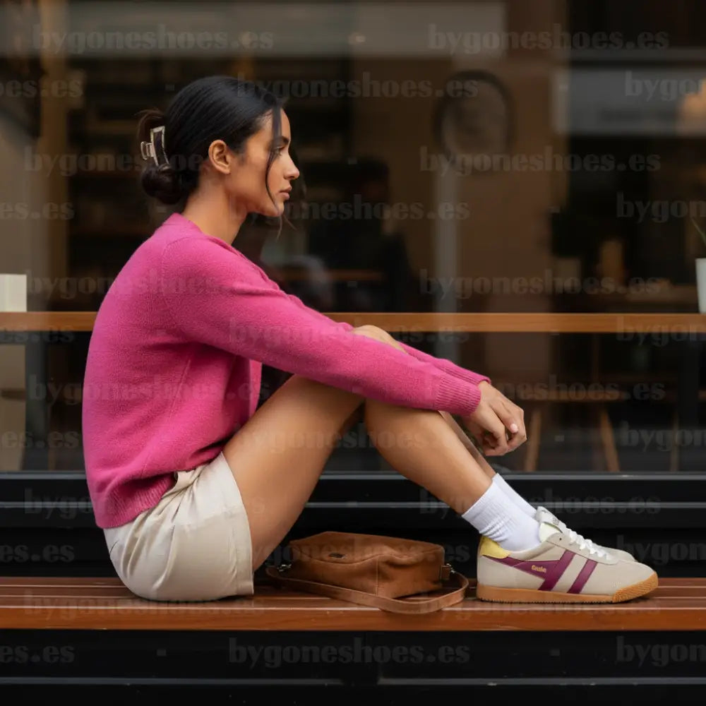 Chica morena con Gola Elan BONE/CERISE/POLLEN - Perfil