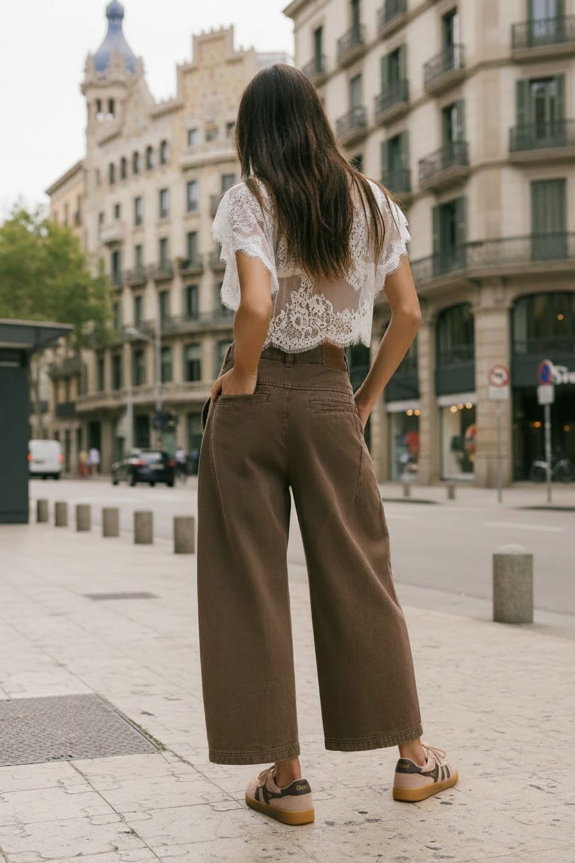Modelo de espaldas con Hawk Suede en Paseo de Gracia